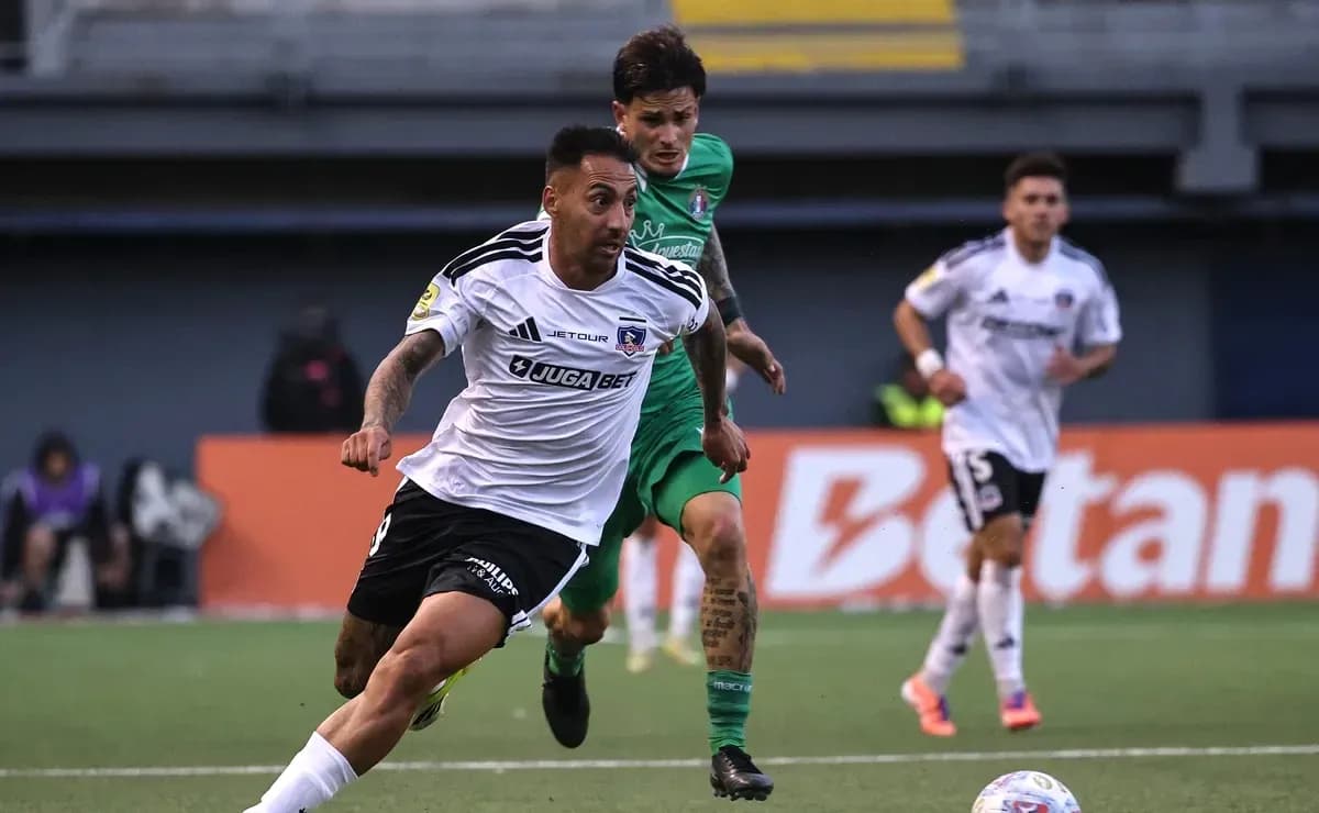 Colo Colo oyunçusu topu sürür