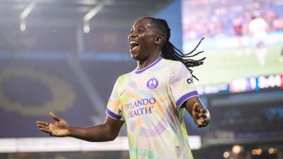Futbolçu sevinclə qollarını açmış şəkildə