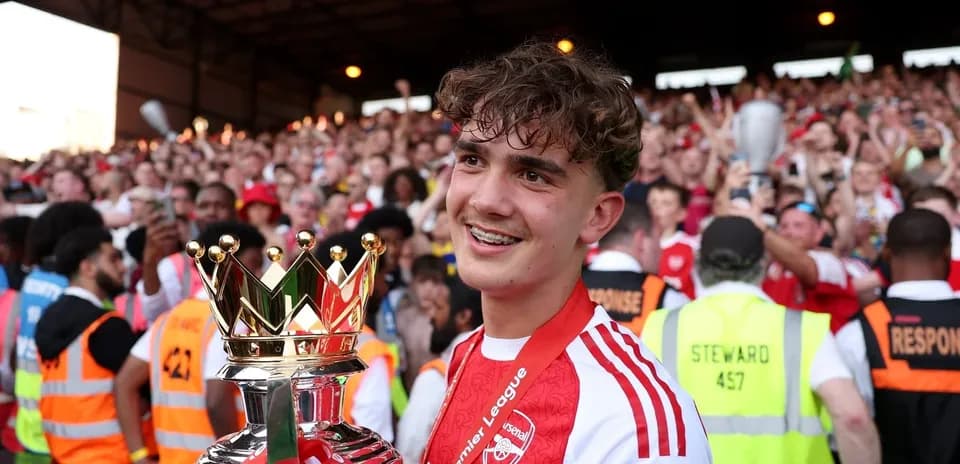Gənc futbolçu Premier Liqa kubokunu qaldırır