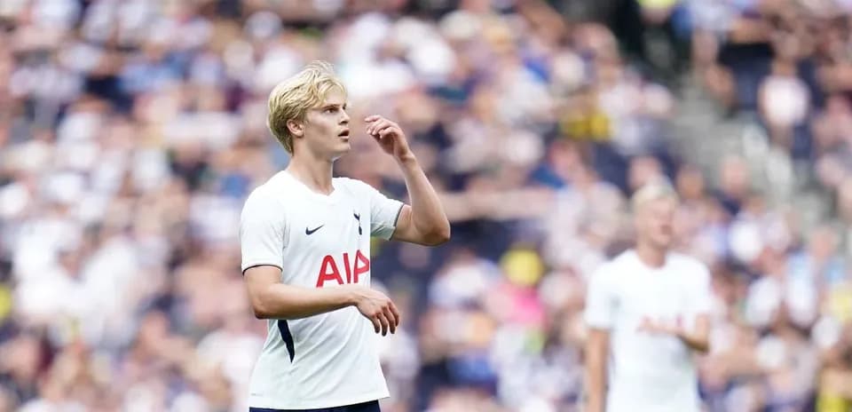 Futbolçunun oyunda düşüncəli görünüşü