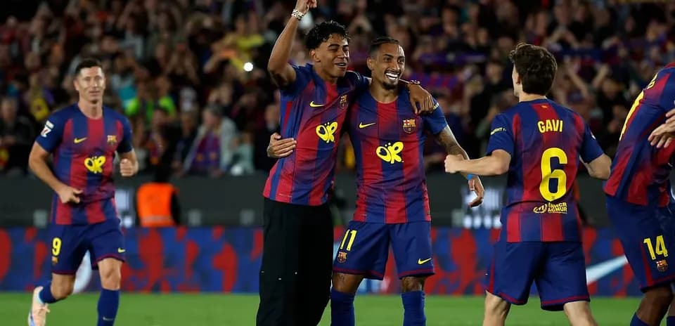 Barcelona futbolçuları sevinir