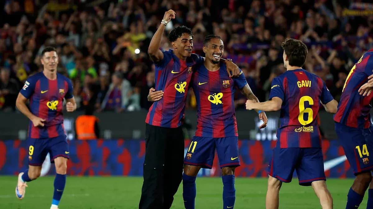 Barcelona futbolçuları sevinir