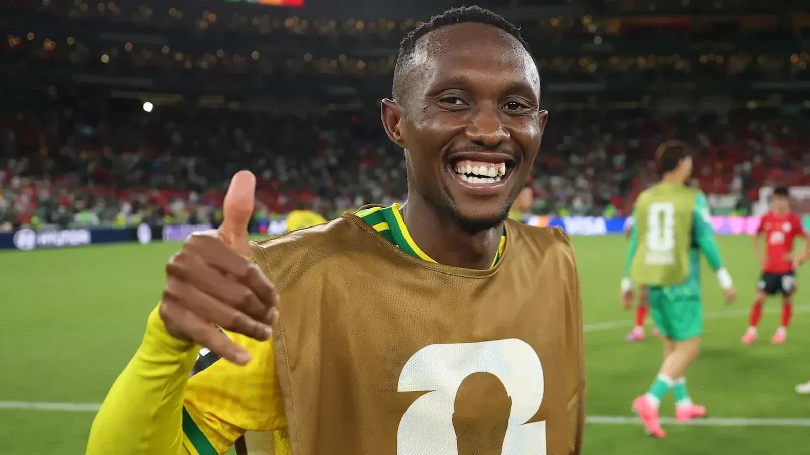 Futbolçu meydanda gülərək barmağı ilə işarə edir