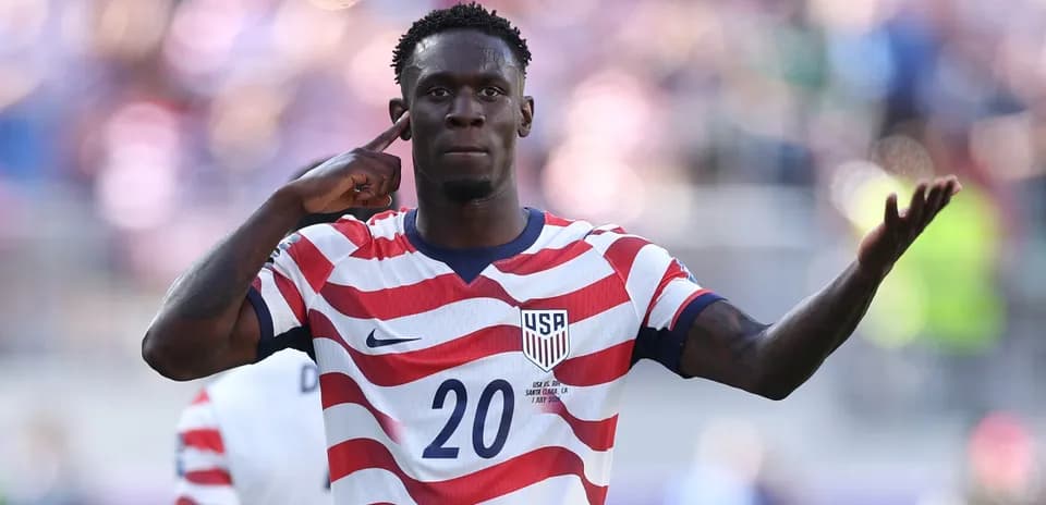 USA futbolçusu qolu qeyd edir