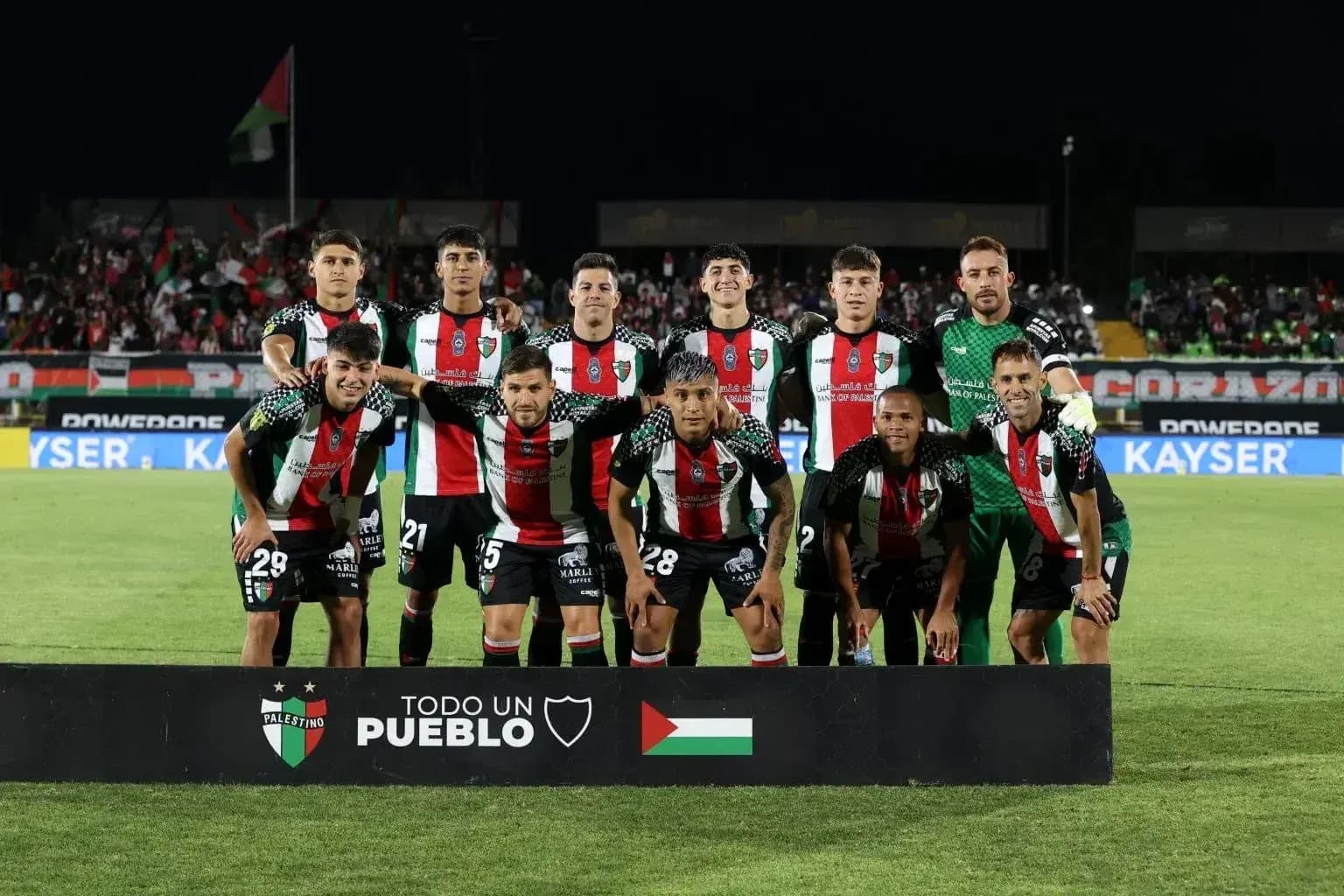 Palestino futbol komandası ilə foto