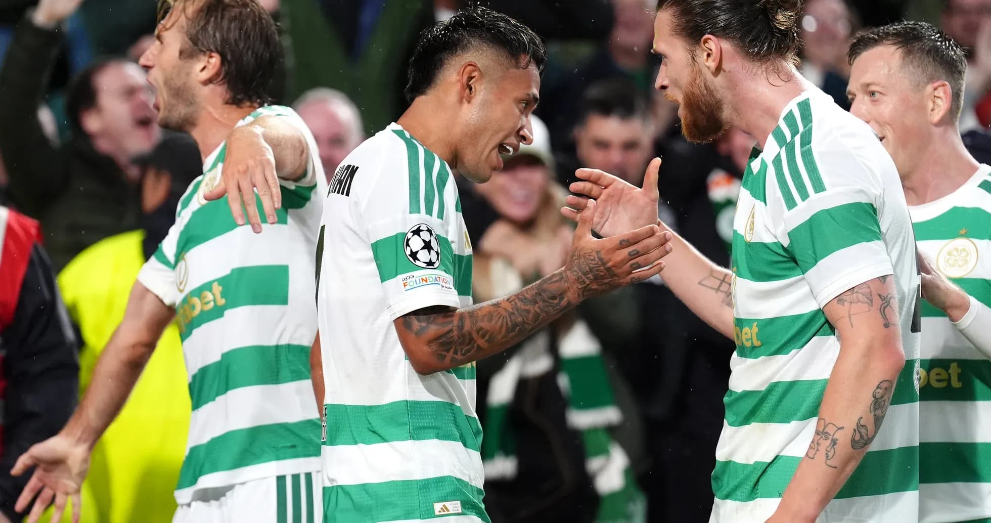 Celtic futbolçuları qələbəni qeyd edirlər
