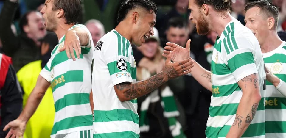 Celtic futbolçuları qələbəni qeyd edirlər