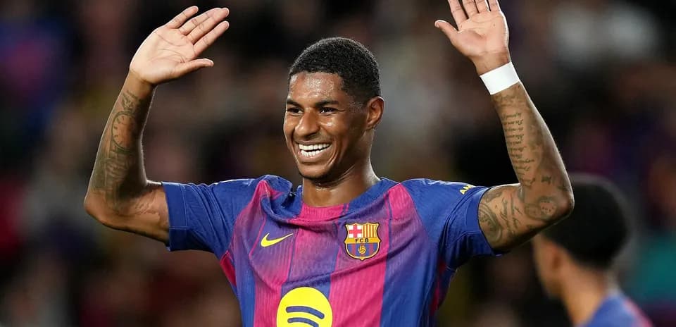 Futbolçu Barcelona formasında sevinclə əl çalır