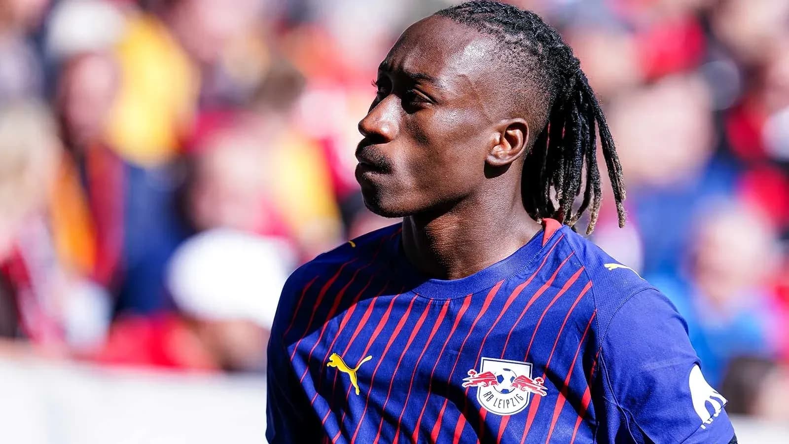 Futbolçu RB Leipzig formasında meydanda yürüyür