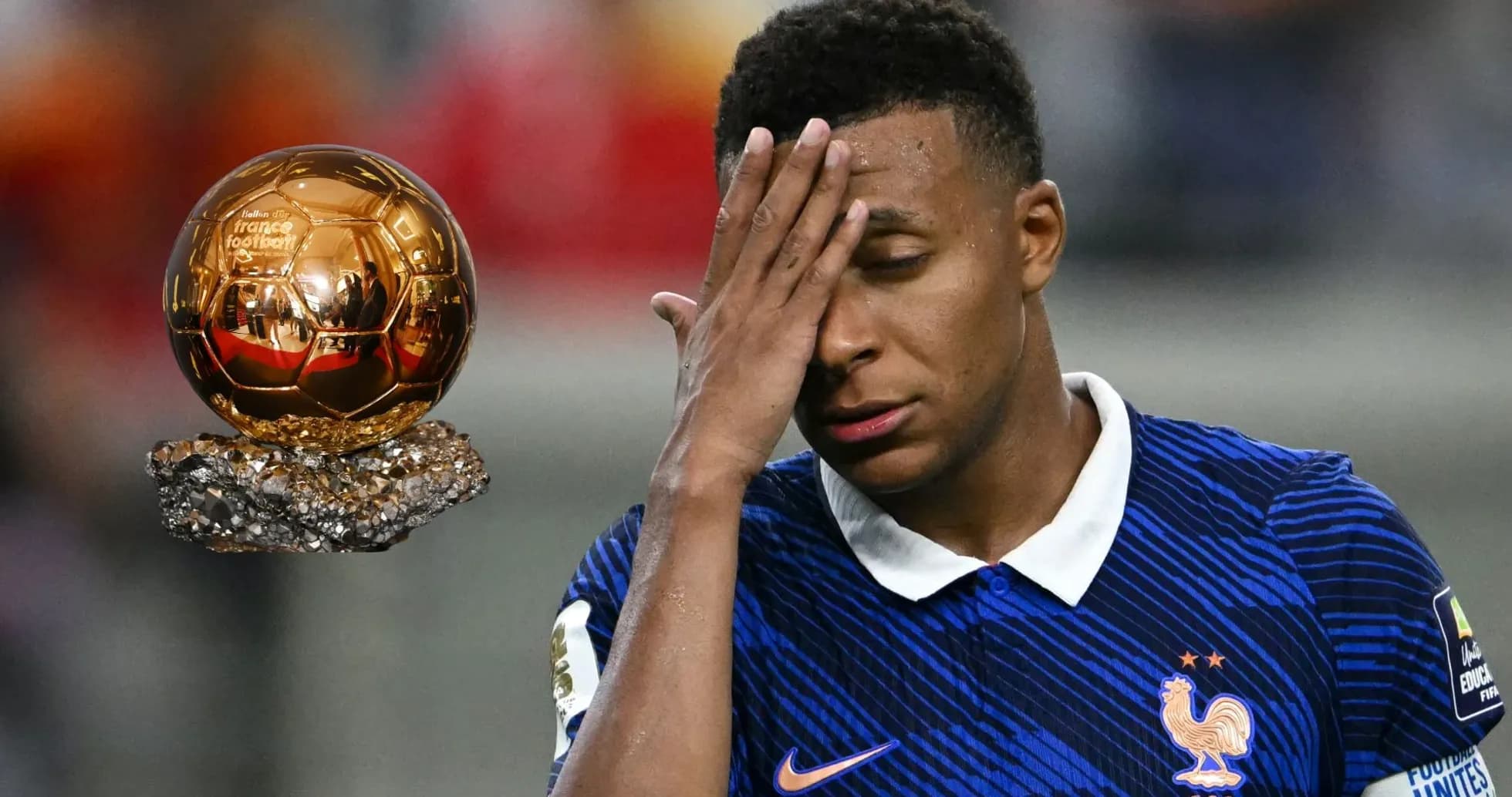 Futbolçu mükafatın yanında üzünü tutaraq düşünür