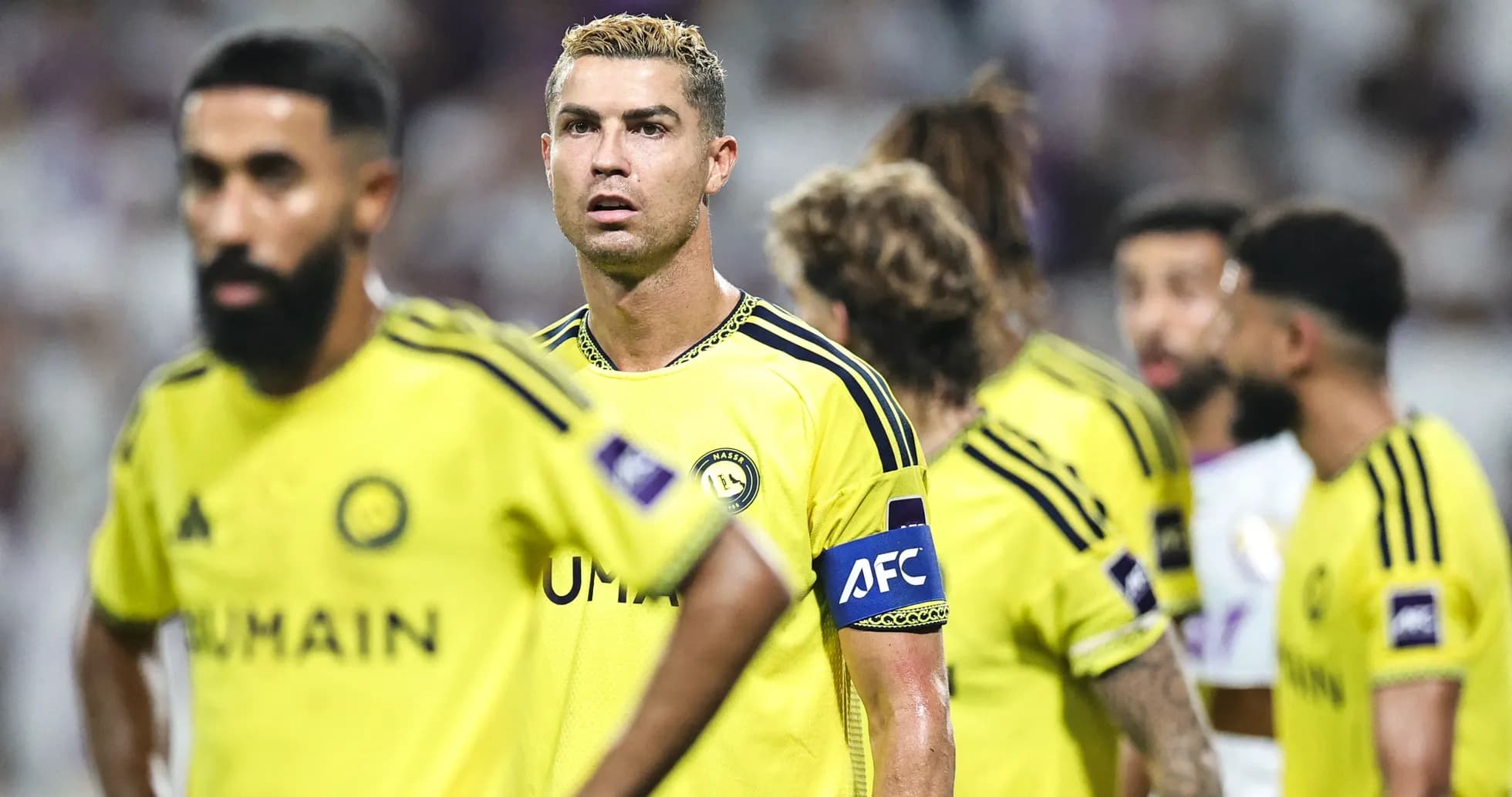 Futbolçular sarı forma ilə meydanda durur