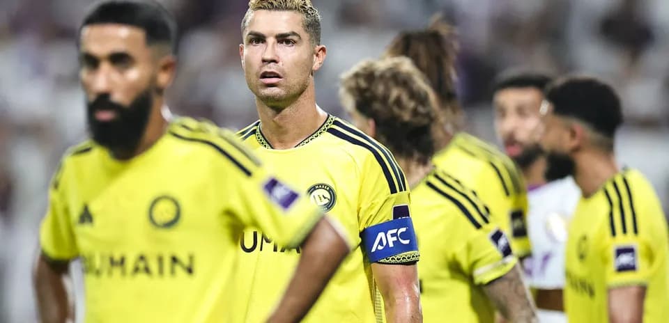 Futbolçular sarı forma ilə meydanda durur