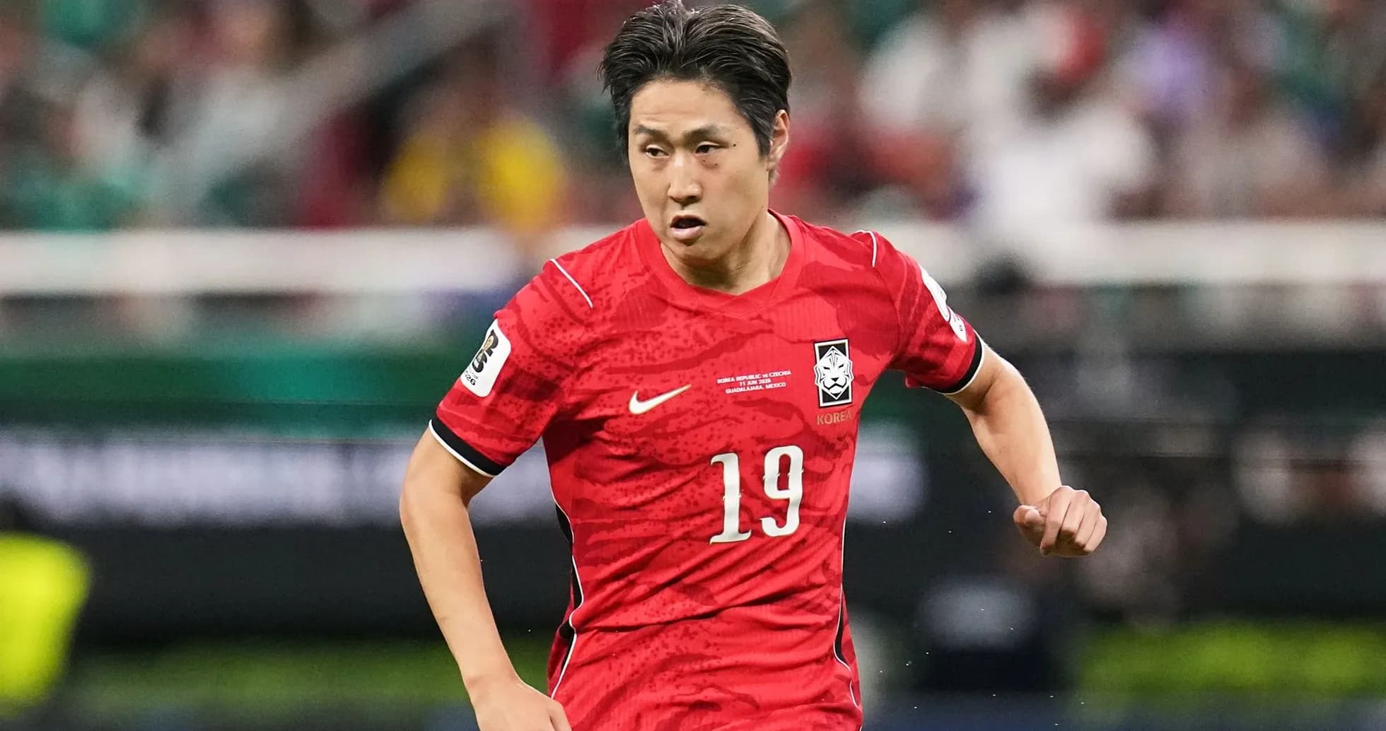 Koreya futbolçusu 19 nömrəli forma ilə qaçır