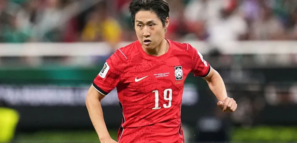 Koreya futbolçusu 19 nömrəli forma ilə qaçır