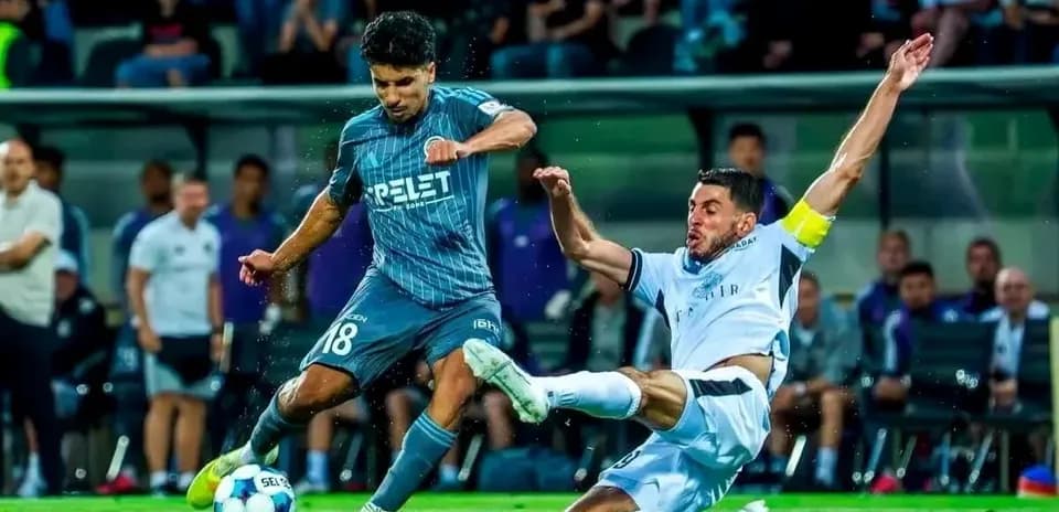 İki futbolçunun top üçün mübarizəsi