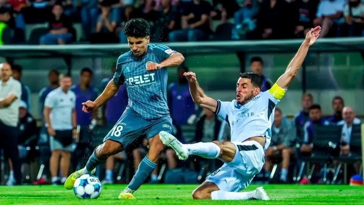 İki futbolçunun top üçün mübarizəsi İki futbolçunun top üçün mübarizəsi