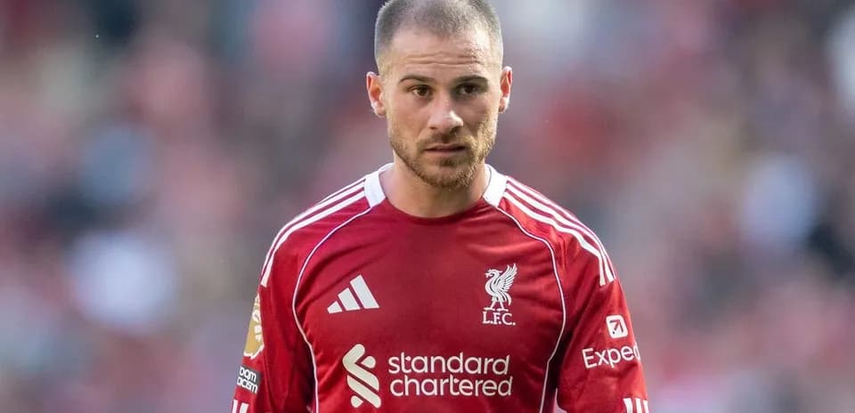 Futbolçu Liverpool formasında meydanda durur