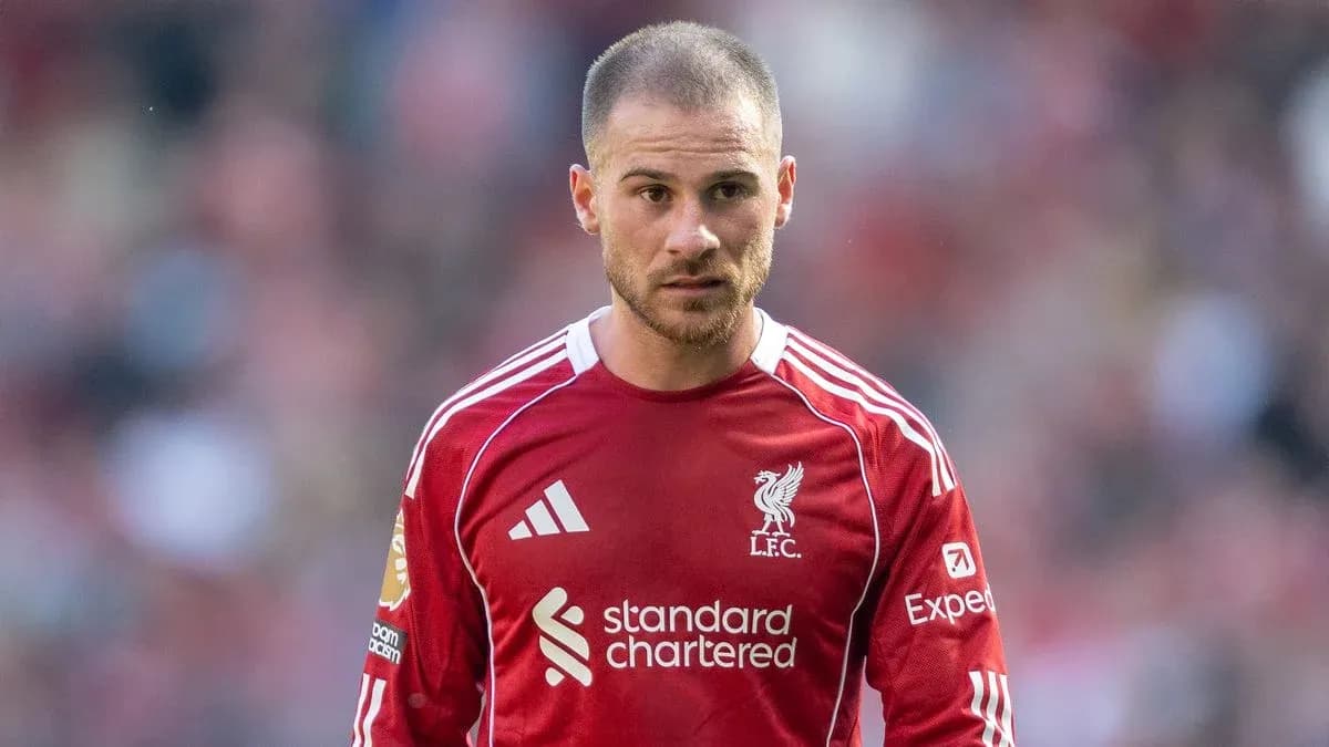 Futbolçu Liverpool formasında meydanda durur