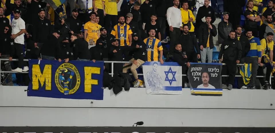 Maccabi Tel Aviv azarkeşləri stadionda
