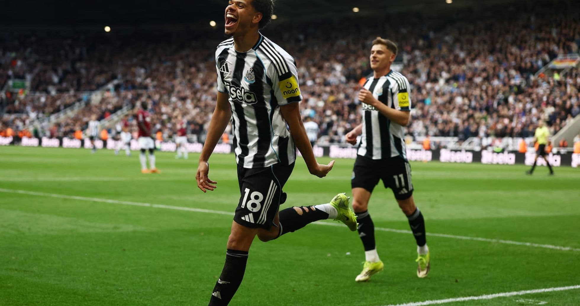 Newcastle futbolçusu qol vurur