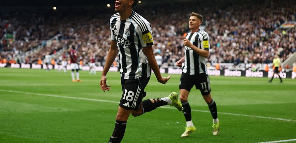 Newcastle futbolçusu qol vurur