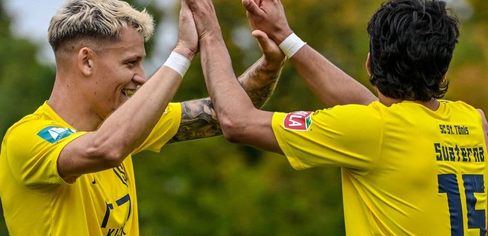 SC St. Tönis futbolçuları qeyd edirlər