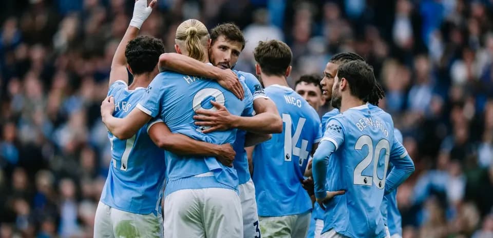 Manchester City futbolçuları bir-birini təbrik edir