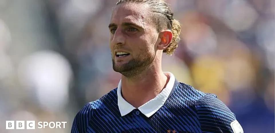 Futbolçu mavi forma ilə oyun zamanı