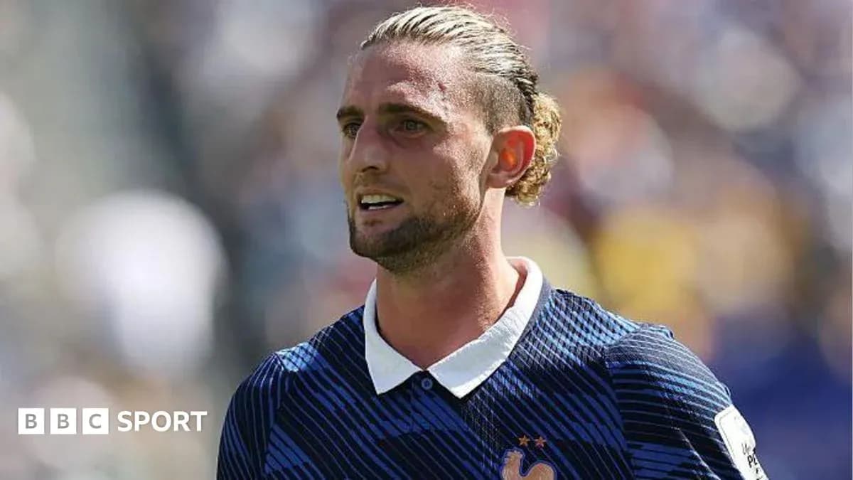Futbolçu mavi forma ilə oyun zamanı