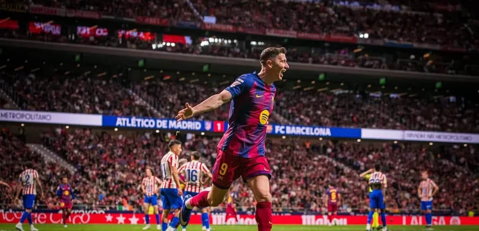 Barcelona oyunçusu qol vurur