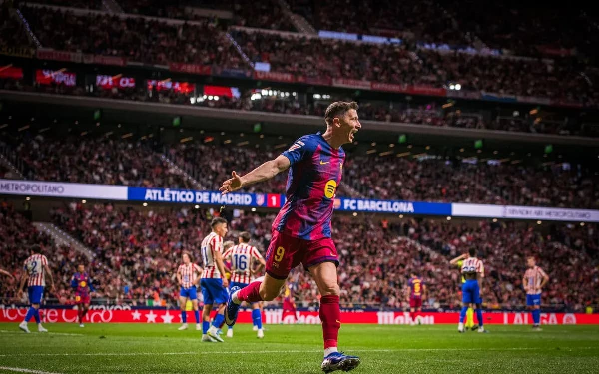 Barcelona oyunçusu qol vurur