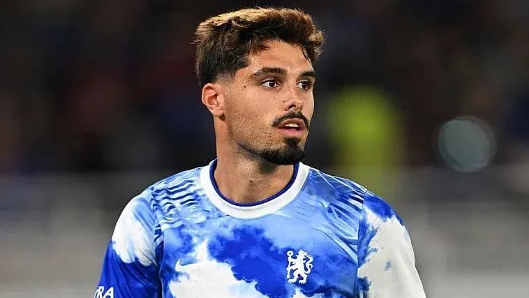 Futbolçu Chelsea formasında sahədə durur