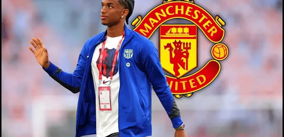 Futbolçu Manchester United emblemi ilə yürüyür