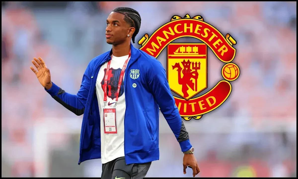 Futbolçu Manchester United emblemi ilə yürüyür