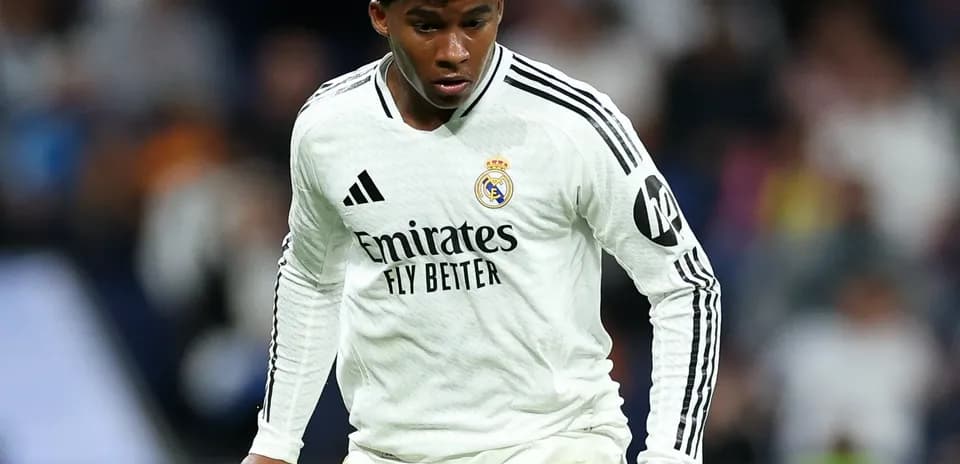 Real Madrid futbolçusu topa yaxınlaşır
