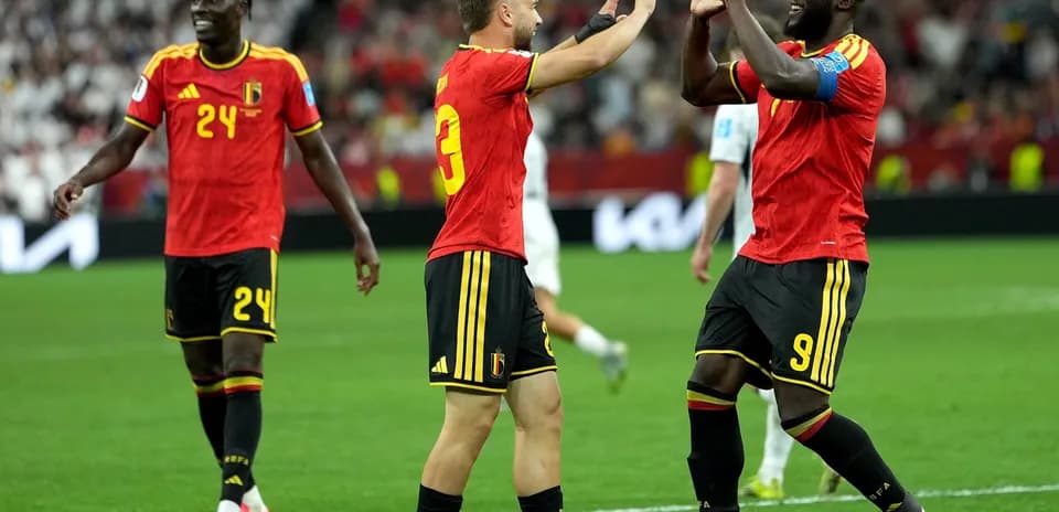 Belçika futbolçuları sevinir