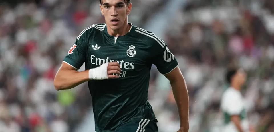 Futbolçu Real Madrid formasında meydanda qaçır