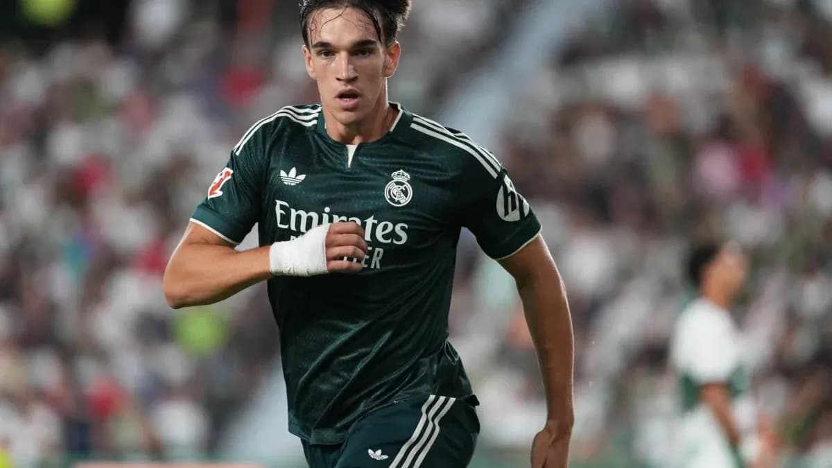 Futbolçu Real Madrid formasında meydanda qaçır
