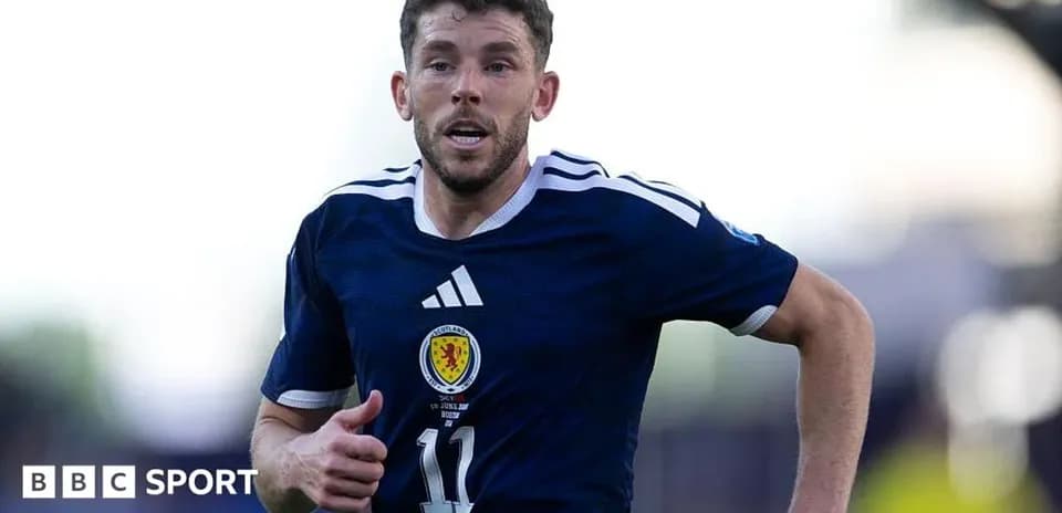 Futbolçu Scotland milli komandasının formasında qaçır