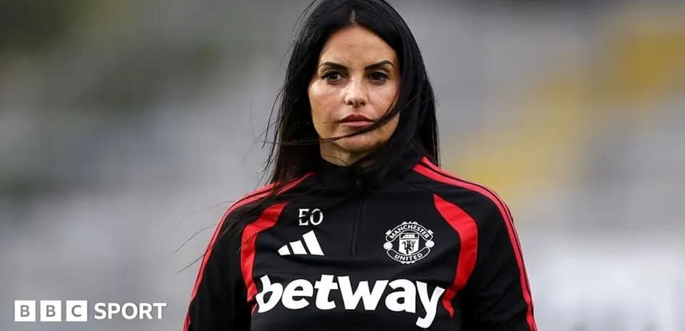 Kadın futbol məşqçisi Manchester United forması geyinib