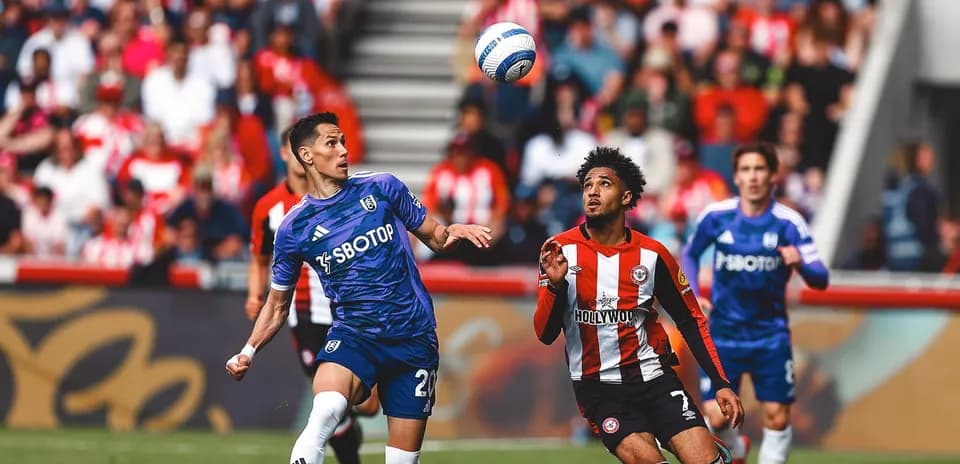 Brentford və Fulham futbolçuları topu mübarizə aparır
