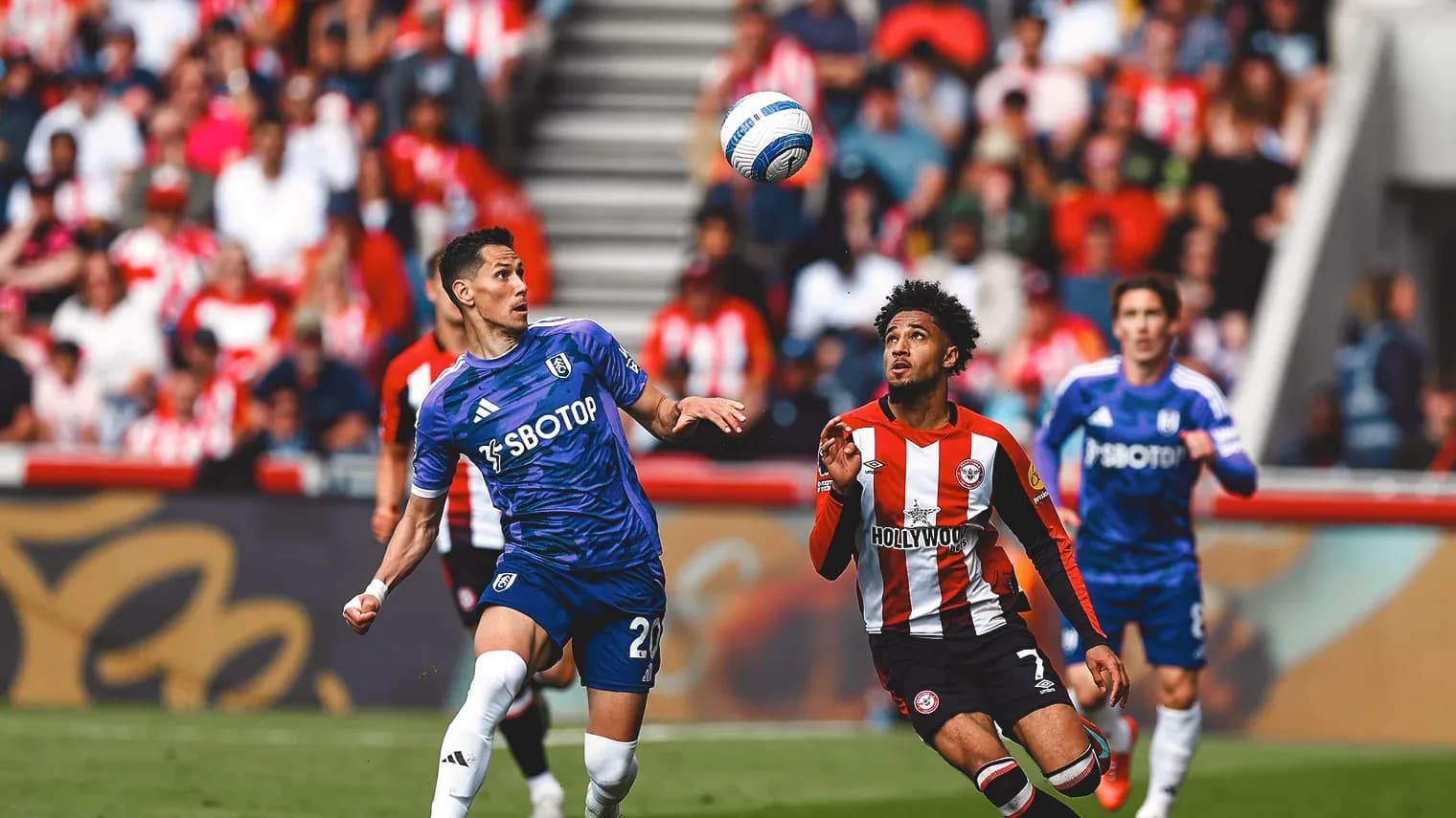 Brentford və Fulham futbolçuları topu mübarizə aparır