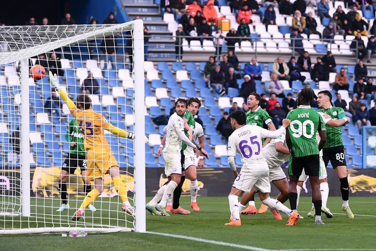 Fiorentina və Sassuolo oyununda topa hücum