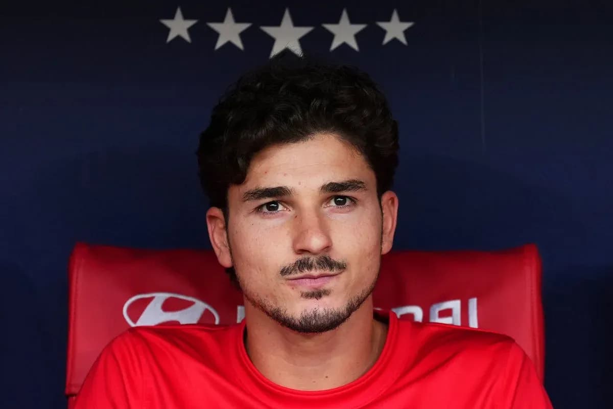 Futbolçu qırmızı köynəkdə oturur benchdə