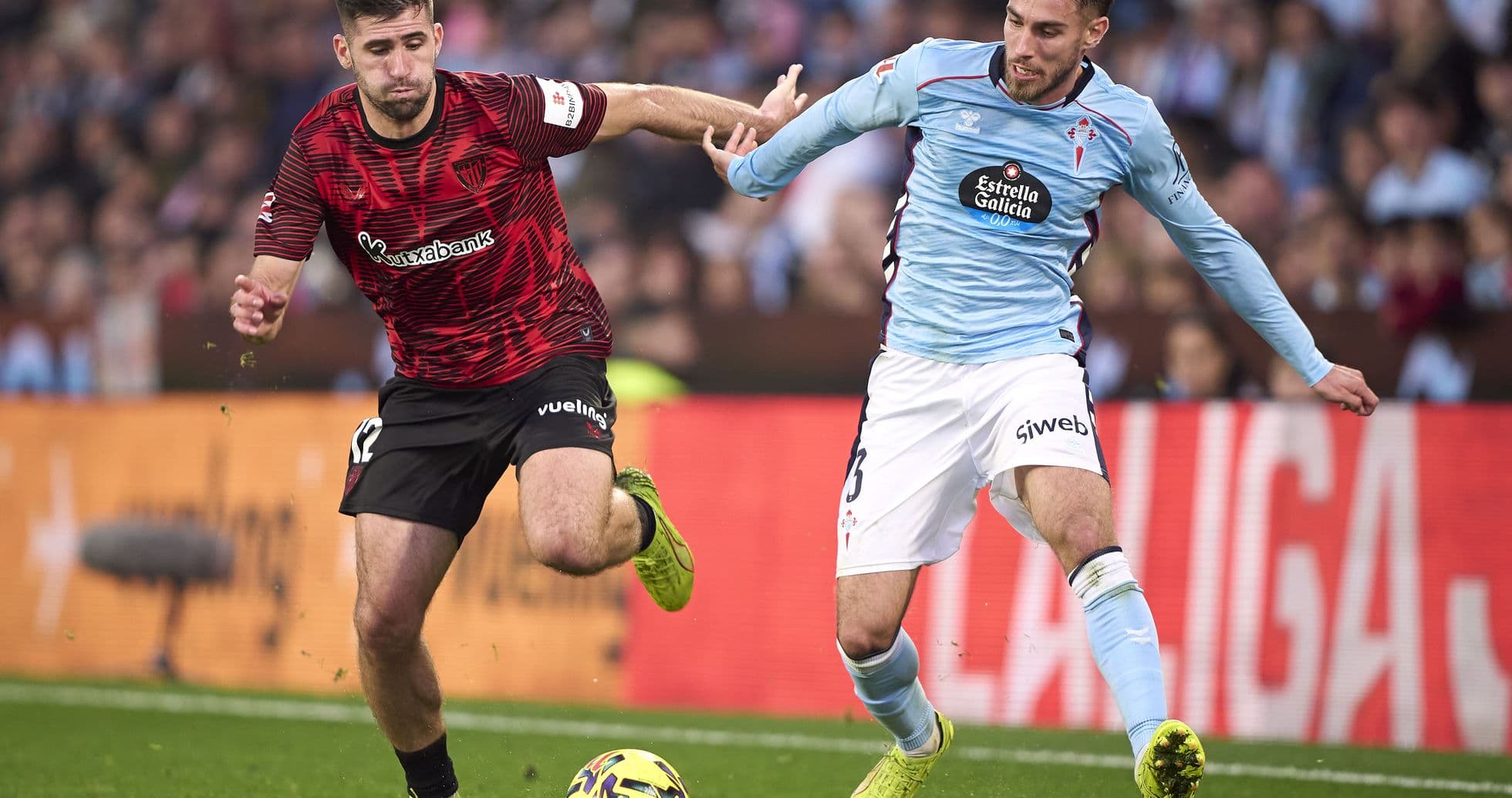 Athletic Club və Celta Vigo futbolçuları mübarizə aparır