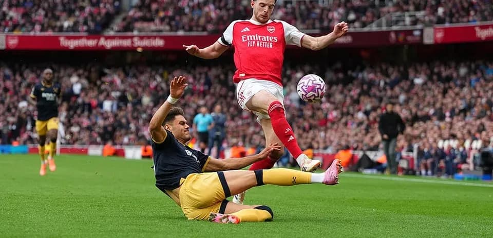 Arsenal futbolçusu topu qazanmağa çalışır