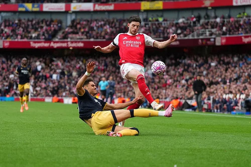 Arsenal futbolçusu topu qazanmağa çalışır