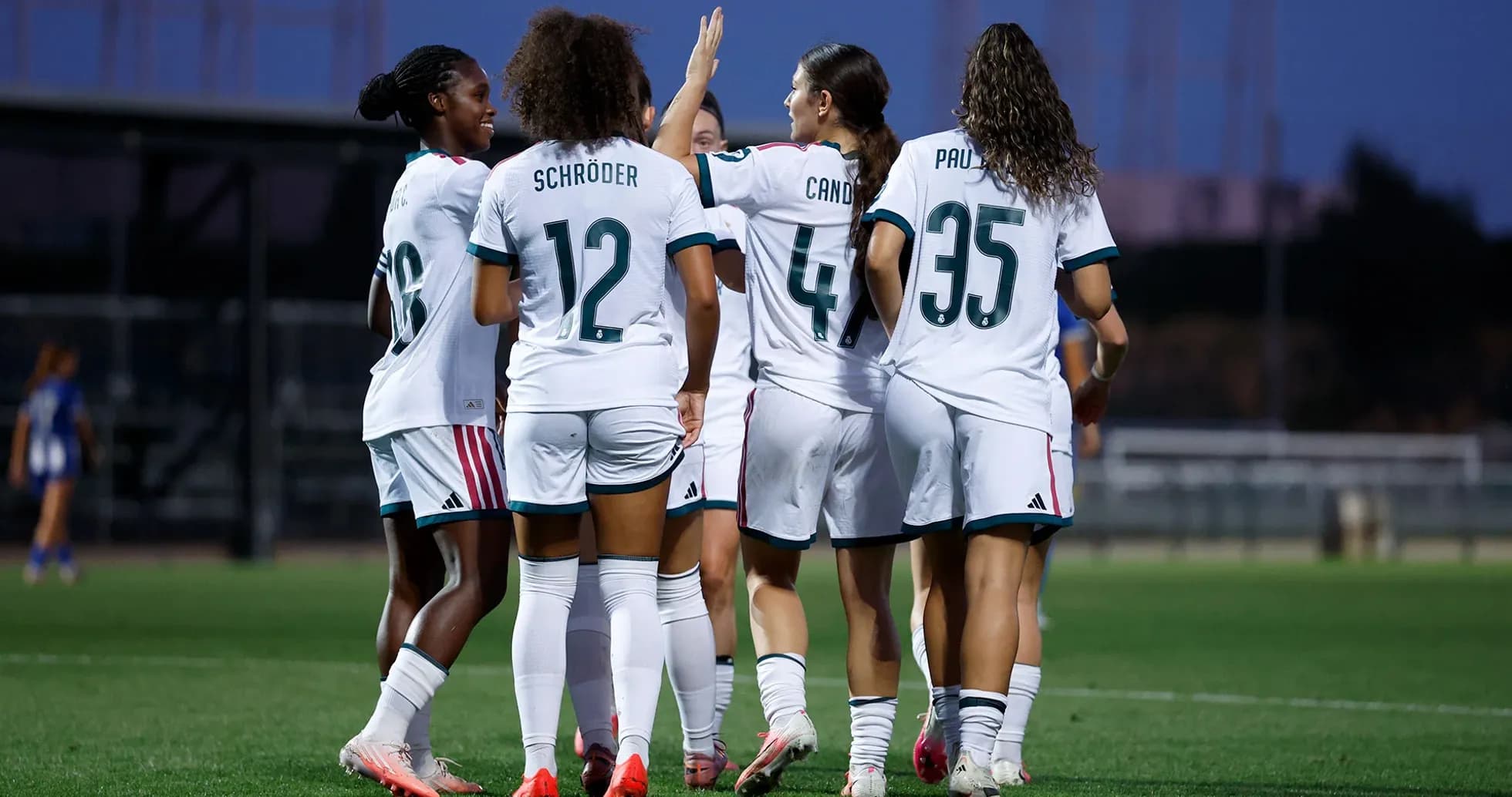 Real Madrid qadın futbolçuları sevinir