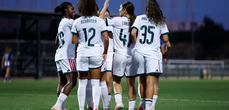 Real Madrid qadın futbolçuları sevinir