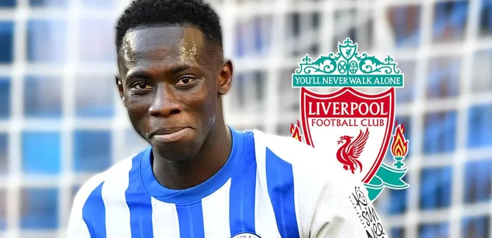 Futbolçu Brighton & Hove formasında gülümsəyir